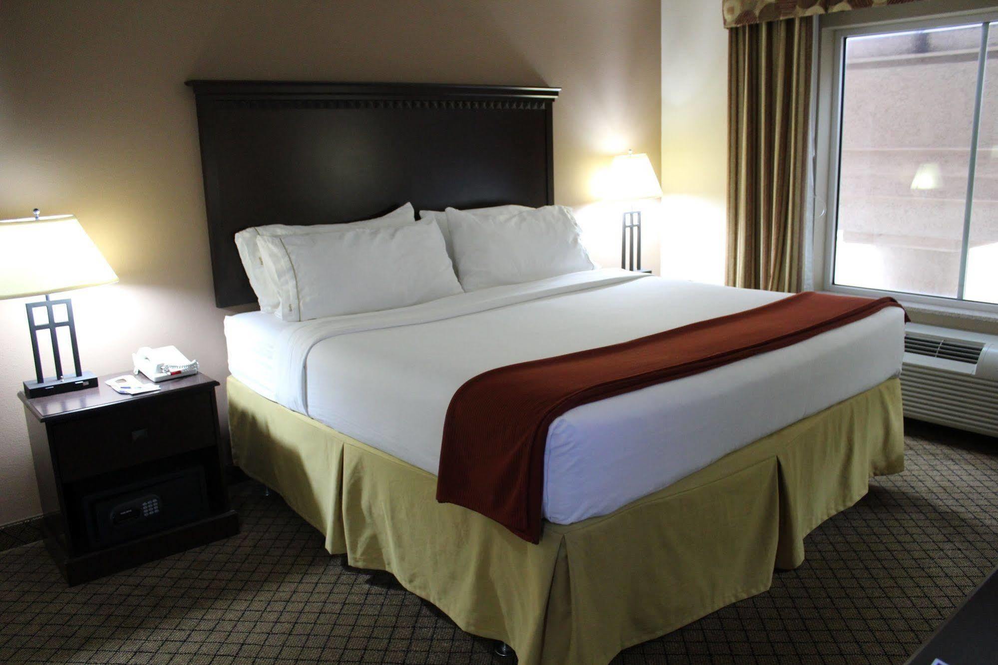 Holiday Inn Express Hotel & Suites Sedalia By Ihg Exterior foto